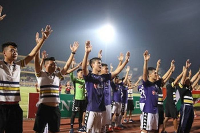 Para pemain Hanoi FC memberikan penghormatan ke pendukungnya seusai mengalahkan Hoang Anh Gia Lai untuk memastikan sebagai juara Liga Vietnam 2018 di Stadion Pleiku, 19 September 2018. 