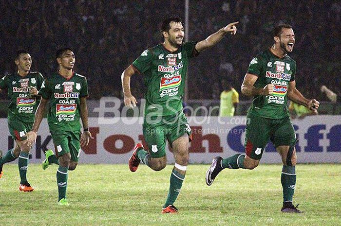 Pemain PSMS Medan, Dilshod Sharofetdinov (kedua dari kanan) melakukan selebrasi seusai mencetak go ke gawang Persipura Jayapura dalam laga lanjutan Liga 1 2018 di Stadion Teladan, Medan, Kamis (12/7/2018).   