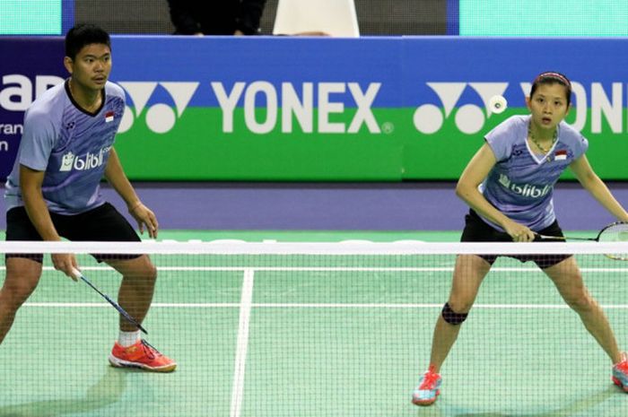 Pasangan ganda campuran Indonesia, Praveen Jordan (belakang)/Debby Susanto, saat menjalani laga melawan Niclas Nohr/Sara Thygesen (Denmark) pada babak kesatu turnamen Prancis Terbuka di Stade Pierre de Coubertin, Paris, Rabu (25/10/2017).