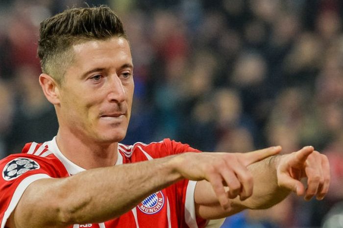 Striker Bayern Muenchen, Robert Lewandowski, merayakan gol yang dia cetak ke gawang Anderlecht dalam laga Grup B Liga Champions di Fusball Arena, Munich, Jerman, Rabu (13/9/2017) dini hari WIB.