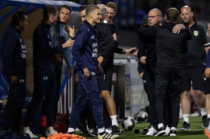 Penyerang berpaspor Indonesia, Ezra Walian (kiri) bersama pemain RKC Waalwijk saat menjamu Telstar SC pada laga perdana Eerste Divisie 2018-2019 di Stadion Mandemakers, 18 Agustus 2018. 