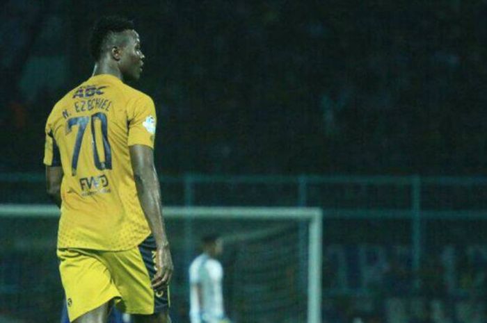 Ezechiel saat berhadapan dengan Arema FC