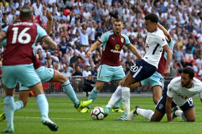 Gelandang Tottenham Hotspur, Dele Alli, mencetak gol ke gawang Burnley dalam laga Liga Inggris di Stadion Wembley, London, pada 27 Agustus 2017.