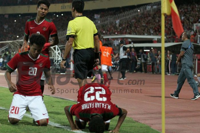 Sujud syukur bek timnas U-16 Indonesia, Fajar Fathur Rachman seusai mencetak gol ke gawang timnas U-16 Thailand pada final Piala AFF U-16 2018 di Stadion Gelora Delta, Sidoarjo, 11 Agustus 2018. 