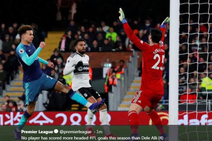 Dele Alli (kiri) mencetak gol Tottenham Hotspur ke gawang Fulham dalam partai Liga Inggris di Craven Cottage, 20 Januari 2019.