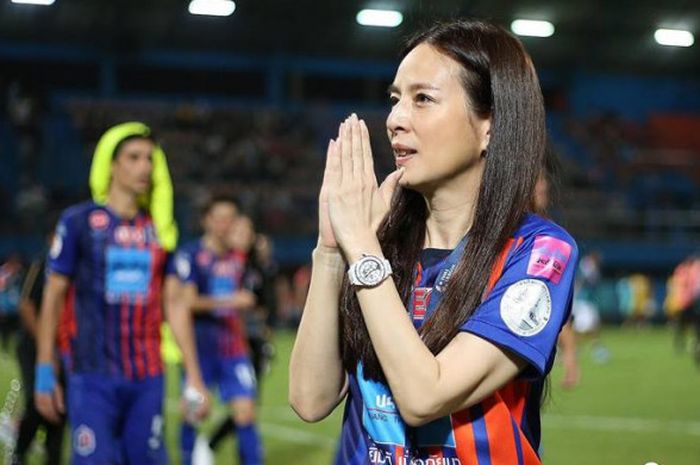 Chairwoman Port FC, Nualphan Lamsam memberikan penghormatan ke penonton selepas timnya menang 3-0 atas