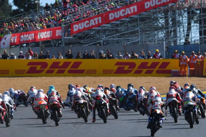 Suasana balapan kelas Moto3 di Sirkuit Le Mans, Prancis, pada ajang MotoGP musim 2017.