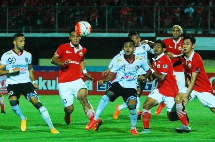 Momen sebelum terciptanya gol Nemanja Vidakovic pada laga Persija Jakarta kontra Bali United di Stadion Kapten I Wayan Dipta, Gianyar, Bali, Jumat (26/8/2016) malam.