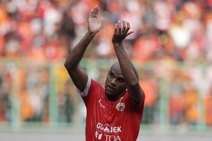 Tepukan tangan striker anyar Persija Jakarta Reinaldo da Costa ke Jakmania seusai mencetak gol ke gawang Persiba Balikpapan pada laga pekan ke-19 Liga 1 musim 2017 di Stadion Patriot, Kota Bekasi, Sabtu (12/8/2017). 