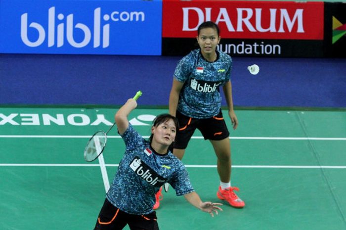 Pasangan ganda putri Indonesia, Siti Fadia Silva Ramadhanti (belakang)/Agatha Imanuela, saat menjalani laga penyisihan grup H1 melawan Mongolia pada Kejuaraan Dunia Junior di GOR Among Rogo, Yogyakarta, Selasa (10/10/2017).