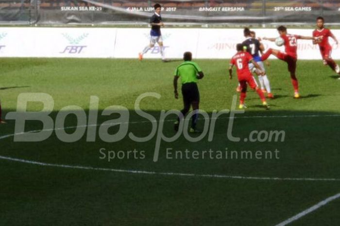 Tim nasional U-22 Indonesia melawan Vietnam pada pertandingan terakhir Grup B SEA Games 2017, Kamis (24/8/2017). 