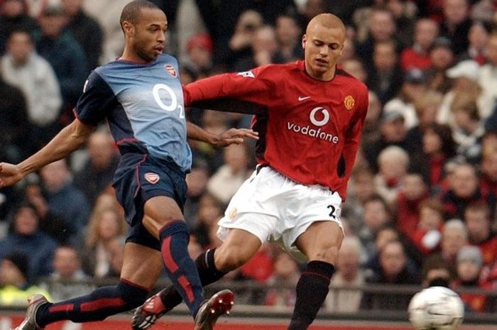 Thierry Henry beraksi dalam pertandingan Premier League versus Manchester United, 7 Desember 2002.