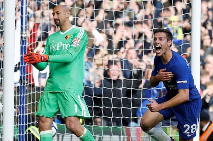 Bek Chelsea, Cesar Azpilicueta (kanan), merayakan gol yang dia cetak ke gawang Watford dalam laga Liga Inggris di Stadion Stamford Bridge, London, pada 21 Oktober 2017.