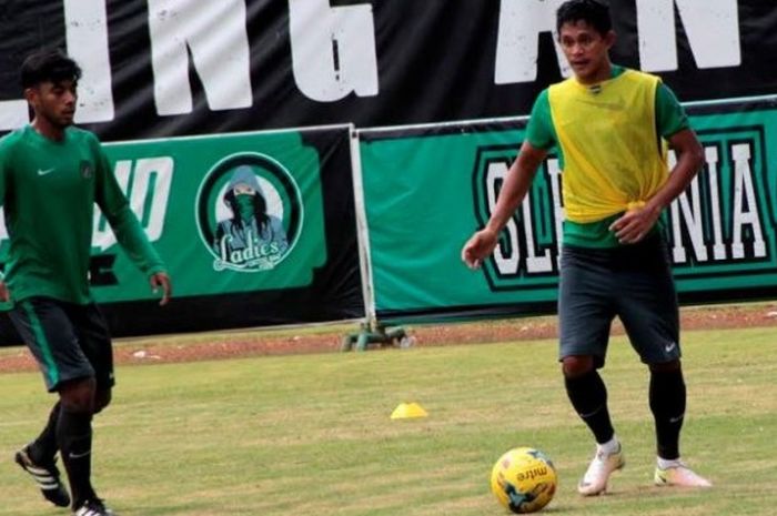 Duo pemain tengah timnas Indonesia, Syahroni (kiri) dan Rizky Pellu dalam pemusatan latihan di Stadion Maguwoharjo, Sleman, Minggu (23/10/2016). 