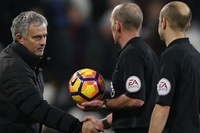 Manajer Manchester United, Jose Mourinho, bersalaman dengan wasit Mike Dean seusai laga Premier League kontra West Ham United, di Stadion London, Senin (2/1/2017) waktu setempat. 