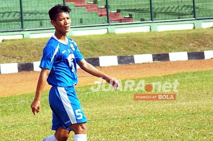 Pemain muda Persib, Henhen Herdiana, saat mengikuti latihan tim.