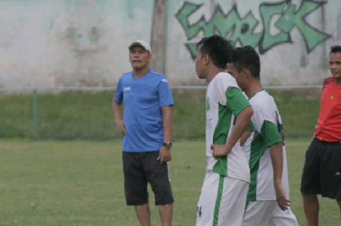 Pelatih PSMS Medan, Abdul Rahman Gurning, saat memimpin latihan.