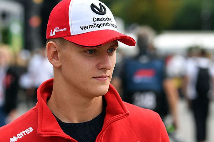 Pebalap asal Jerman, Mick Schumacher, yang merupakan putra dari pebalap F1 legendaris, Michael Schumacher, saat menghadiri sesi kualifikasi GP F1 Italia di Sirkuit Monza, Sabtu (1/9/2018).