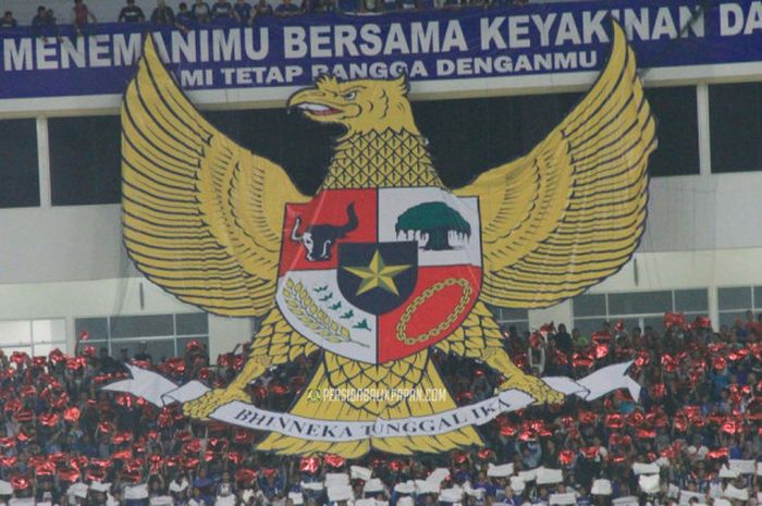 Koreo suporter Persiba Balikpapan kala Persiba menjamu Persib Bandung di Stadion Batakan.