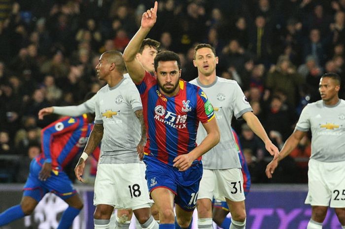 Selebrasi gelandang Crystal Palace, Andros Townsend (tengah), seusai membobol gawang Manchester United pada laga Liga Inggris 2017-2018 di Stadion Selhurst Park, London, Inggris, pada Senin (5/3/2018).