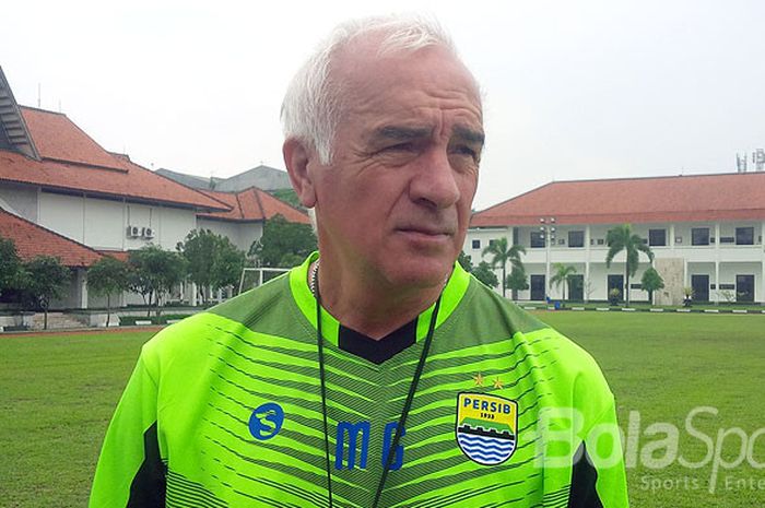 Pelatih Persib, Roberto Carlos Mario Gomez, berbicara kepada media usai latihan tim di Lapangan Sesko AD, Kota Bandung, Jumat (15/12/2017).