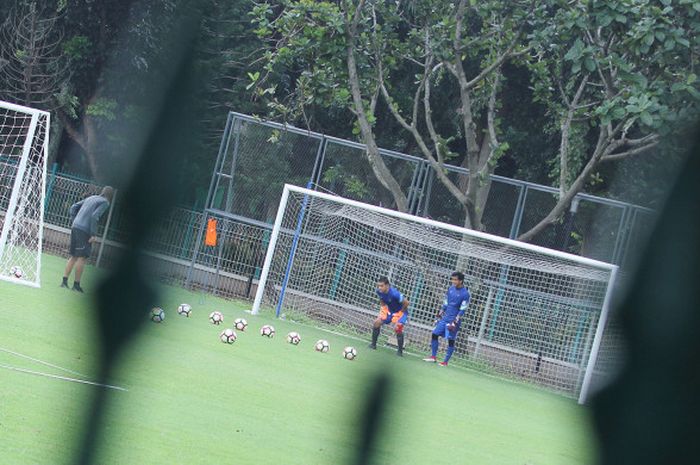 Muhammad Ridho (kanan) dan Andritany Ardhiyasa (tengah) saat menjalani salah satu menu latihan dari pelatih kiper timnas U-23 Indonesia, Eduardo Perez (kiri), dalam training camp (TC) timnas U-23 di Lapangan A, Kompleksi SUGBK, Senayan, Jakarta Pusat, Selasa (20/2/2018) pagi WIB.