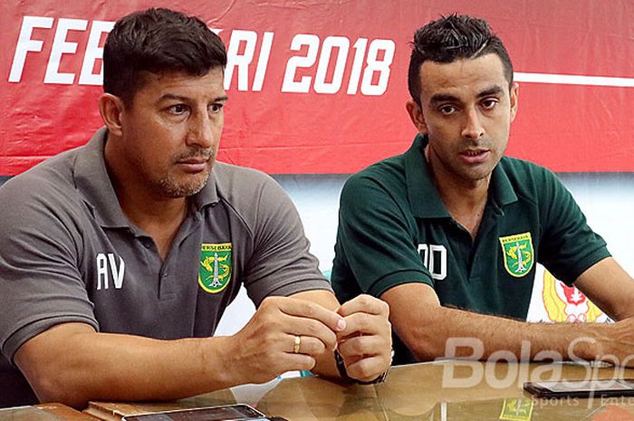 Pelatih Persebaya Surabaya, Alfredo Vera (kiri) didampingi bek Otavio Dutra, memberikan keterangan kepada media usai laga melawan Madura United dalam pada babak penyisihan Grup B Piala Gubernur Kaltim 2018 di Stadion Batakan Balikpapan, Kalimantan Timur, Sabtu (24/02/2018) malam.