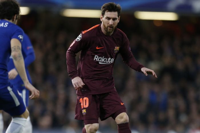 Megabintang FC Barcelona, Lionel Messi (kanan), berduel dengan gelandang Chelsea, Cesc Fabregas, dalam laga leg pertama babak 16 besar Liga Champions di Stadion Stamford Bridge, London, Inggris, pada 20 Februari 2018.