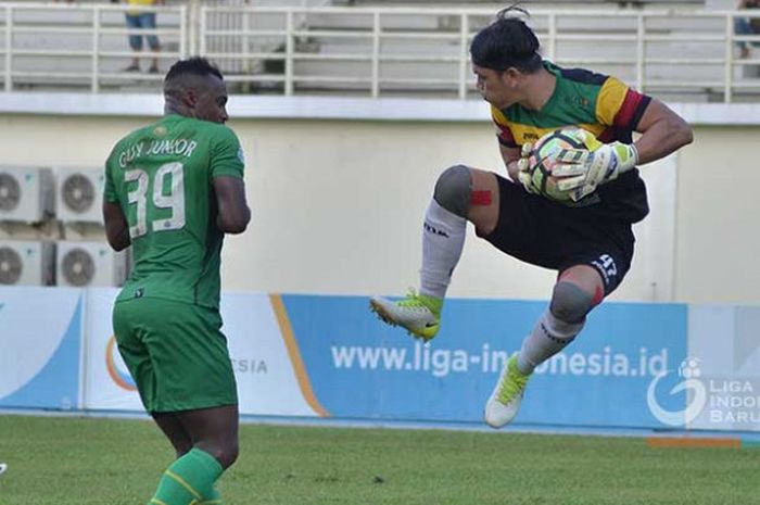 Guy Junior saat berebut bola dengan kiper Mitra Kukar, Gery Mandagi.