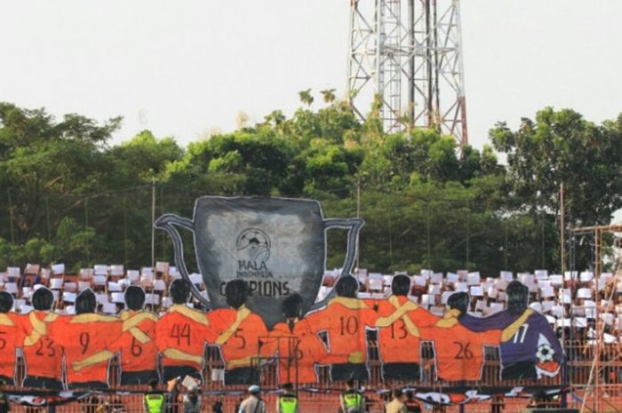 Aksi kreatif suporter Persibo Bojonegoro saat timnya menjamu Madura United pada laga pembukaan Piala Indonesia 2018 di Stadion Letjen Soedirman, Kabupaten Bojonegoro, 8 Mei 2018. 