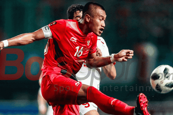        Hansamu Yama mengawal lini pertahanan Indonesia pada laga versus Palestina dalam laga Grup A Asian Games 2018 di Stadion Patriot, 15 Agustus 2018.        