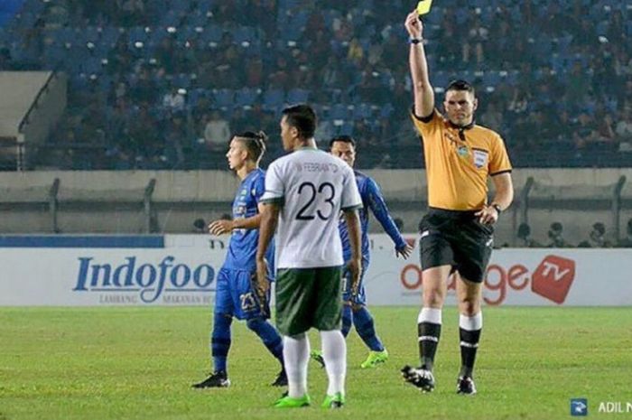 Aksi wasit asing pada laga Persib Bandung versus PS TNI, Sabtu (5/8/2017).