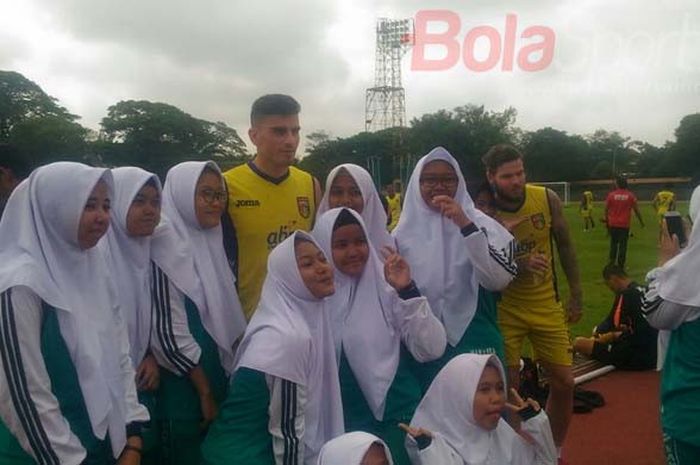 Fernando Rodriguez Ortega (kiri) dan Danny Gutrhie (kanan) saat berfoto bersama kaum hawa di Stadion Sriwedari, Solo, Sabtu (3/2/2018)