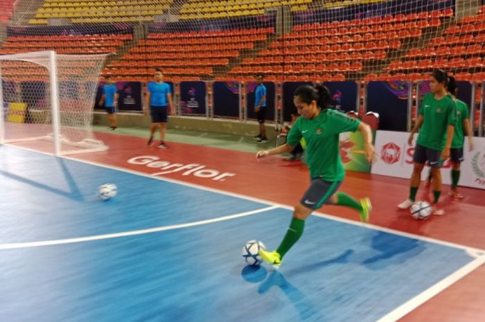 Para pemain timnas futsal perempuan Indonesia melakukan latihan di Indoor Stadium Huamark, Bangkok.