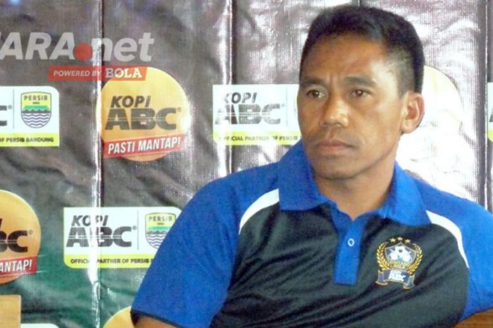 Pelatih Diklat Persib, Budiman, saat berbicara di acara konferensi pers  ajang pencarian bakat pemain sepak bola di Cafe Roempi, Jalan Anggrek, Kota Bandung, Selasa (9/5/2017).