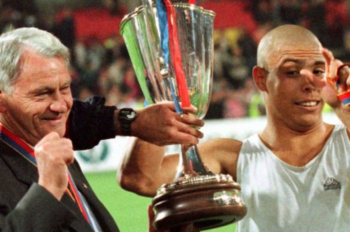 Pelatih FC Barcelona, Sir Bobby Robson, mengangkat trofi Piala Winners bersama Ronaldo setelah mengalahkan Paris St-Germain 1-0 di Rotterdam, Belanda, 14 Mei 1997.