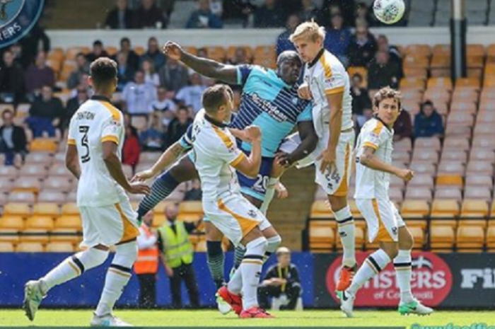 Adebayo Akinfenwa saat melakukan aksinya di lapangan hijau.