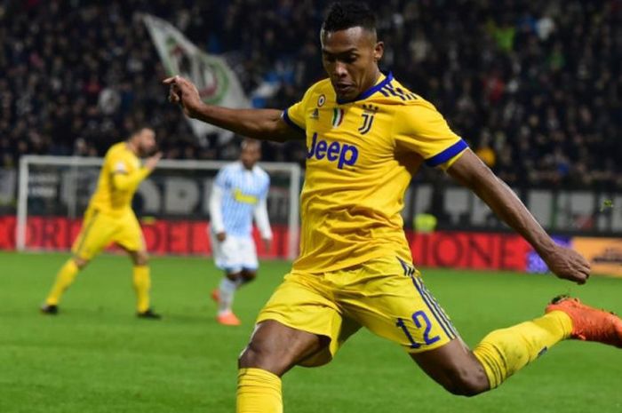 Sayap Juventus, Alex Sandro, menendang bola dalam pertandingan Liga Italia lawan SPAL di Stadion Paolo Mazza, Ferrara, 17 Maret 2018.