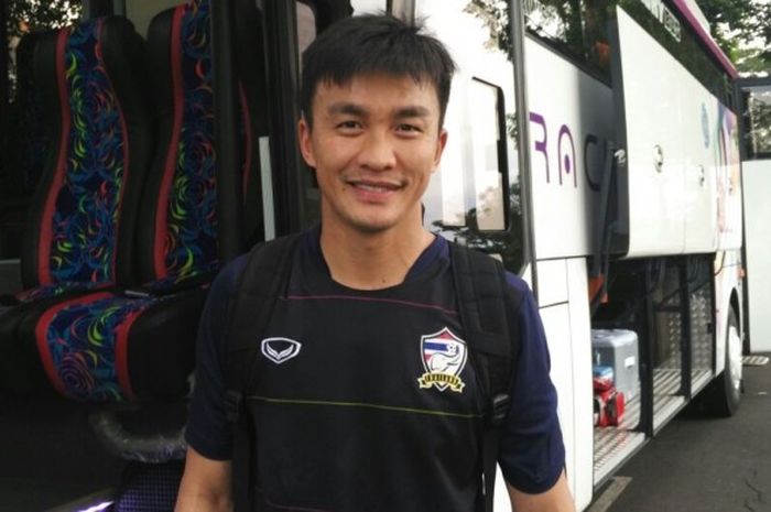 Kiper kedua timnas Thailand, Sinthaweechai 'Kosin' Hathairattanakool, berpose seusai sesi latihan ti