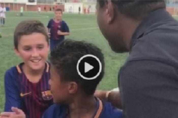 Shane Kluivert menghampiri sang ayah, Patrick, usai mencetak gol dilaga debutnya bersama Barcelona U-10