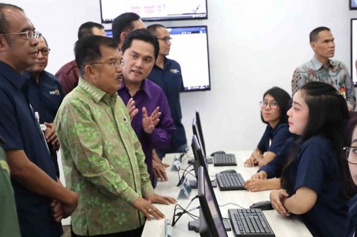 Wakil Presiden Jusuf Kalla mengunjungi ruang Main Operation Center di Kantor Inasgoc, Jakarta, Rabu (31/1/2018).