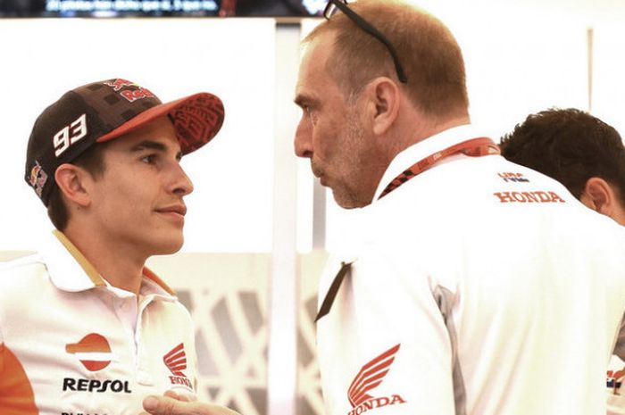 Pembalap tim Repsol Honda, Marc Marquez, bersama Livio Suppo (Team Principal Honda).