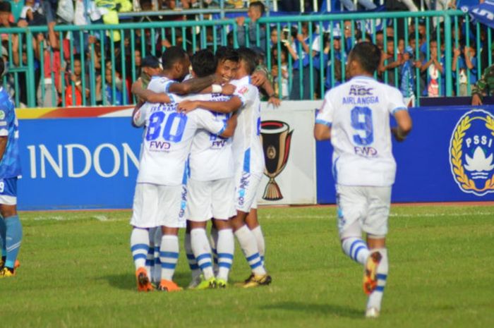   Suka cita pemain Persib seusai Febri Hariyadi membobol gawang tuan rumah PSCS Cilacap pada laga 64 Besar Piala Indonesia 2018 di Stadion Wijayakusuma, 5 Desember 2018.  