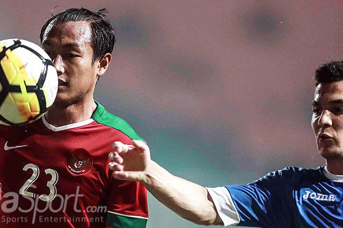  Kapten timnas Indonesia, Hansamu Yama Pranata (kiri), mendapat pengawalan ketat dari gelandang timnas Uzbekistan, Kenjabaev Islom, dalam laga PSSI Anniversary Cup 2018 di Stadion Pakansari, Kabupaten Bogor, Kamis (3/5/2018). 