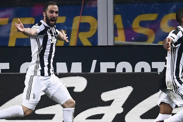   Penyerang Juventus, Gonzalo Higuain, melakukan selebrasi setelah mencetak gol ke gawang Inter Milan  di Stadion Giuseppe Meazza pada pertandingan Liga Italia pada Minggu (29/4/2018)  