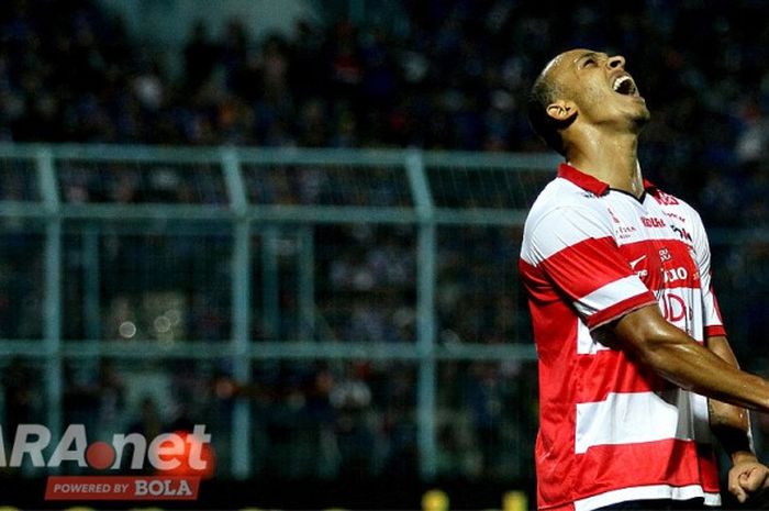 Striker Madura United, Peter Odemwingie, melakukan selebrasi seusai mencetak gol ke gawang Arema FC dalam laga pekan ke-6 Liga 1 di Stadion Kanjuruhan Malang, Jawa Timur (14/05/2017) Minggu malam.