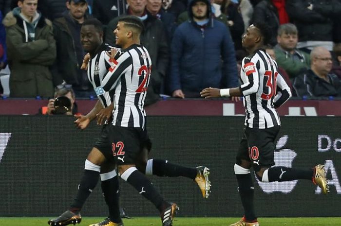 Gelandang Newcastle United, Henri Saivet, merayakan gol ke gawang West Ham pada lanjutan laga Liga Inggris di Stadion London, London, pada 23 Desember 2017.