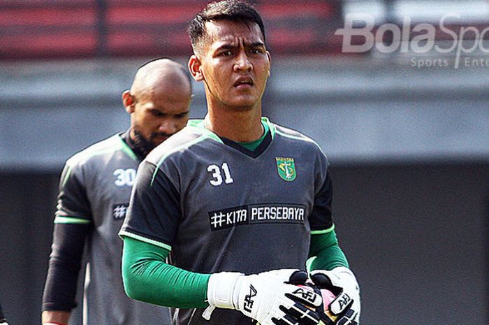 Kiper Persebaya Surabaya, Reky Rahayu, saat menjalani latihan rutin di Gelora Bung Tomo Surabaya.