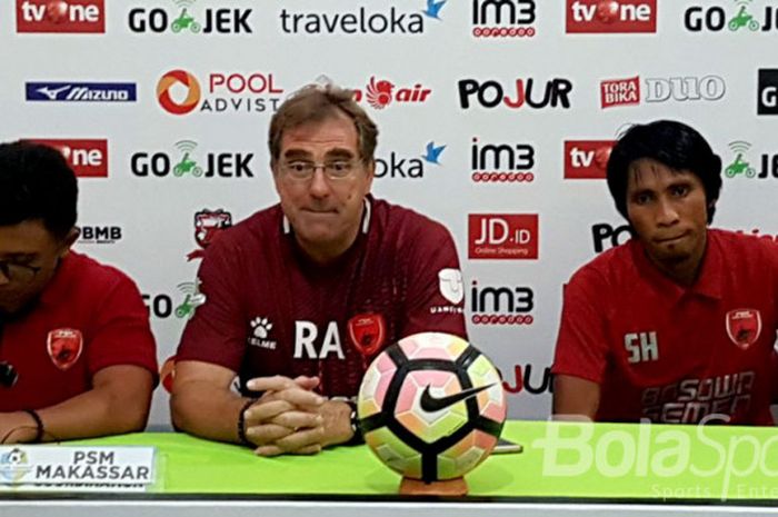 Pelatih PSM Makassar Robert Rene Albert (tengah) bersama Samsul Chaeruddin saat prescon sebelum melawan tuan rumah Madura United di Stadion Gelora Bangkalan, Jawa Timur (28/07/2017). 