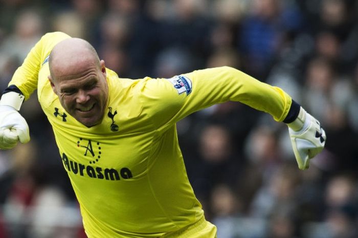 Kiper Tottenham Hotspur, Brad Friedel, merayakan gol yang dicetak timnya ke gawang Swansea City dalam laga Liga Inggris di Stadion Liberty, Swansea, pada 30 Maret 2013.